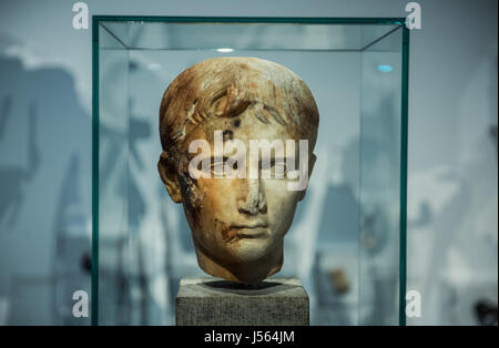 Mainz, Allemagne. 16 mai, 2017. Une tête portrait jeune (peut-être l'empereur Auguste, 63 BC - AD 14) est représenté dans un cabinet de verre à Mainz, Allemagne, 16 mai 2017. Marquant le 70e anniversaire de l'état de Rhénanie-palatinat le musée d'état Mayence montre une exposition 'vorZeiten - Archäologische Schätze un Rhein und Mosel'. preTimes - trésors archéologiques au Rhin et Moselle) (21 mai - 29 octobre 2017). Photo : Andreas Arnold/dpa/Alamy Live News Banque D'Images