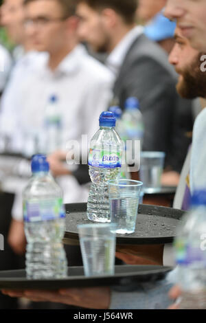 Hyde Park, London, UK. 16 mai 2017. Célébrations et prendre part à l'exercice annuel de jours de course des serveurs dans Hyde Park. 'Jour des serveurs nationaux est l'invention de Fred Sirieix et il a été conçu pour célébrer l'ensemble du personnel de la chambre. La journée va célébrer l'excellence, le dévouement, la discipline et le travail acharné des 2,9 millions de personnes travaillant au Royaume-Uni l'industrie de l'accueil. Tous les fonds recueillis à partir du jour d'aider à soutenir l'Springboard FAB (Restauration et Boissons). Crédit : Matthieu Chattle/Alamy Live News Banque D'Images