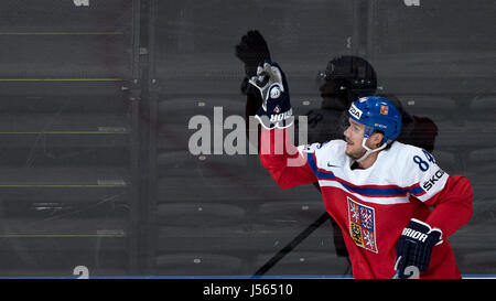 De gauche à droite : République Tchèque Tomas Kundratek en action pendant la Championnat du Monde de Hockey sur glace match du groupe B entre la République tchèque et la Suisse dans l'arène AccorHotels à Paris, France, le mardi 16 mai, 2017. (Photo/CTK Michal Kamaryt) Banque D'Images