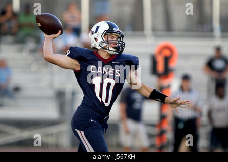 Palm Harbor, Florida, USA. 16 mai, 2017. DOUGLAS R. CLIFFORD | fois.Palm Harbor High School Université Beasey quarterback Wyatt (10) charge d'un col au cours du mardi (5/16/17) Printemps match de football avec la nature Coast High School à Palm Harbor. Credit : Douglas R. Clifford/Tampa Bay Times/ZUMA/Alamy Fil Live News Banque D'Images