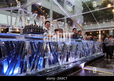 Tokyo, Japon. 16 mai, 2017. Les barmans d'attendre les clients au bar de glace 'Hoppy' à Tokyo, l'Akasaka Tokyo district dans le mardi 16 mai 2017. Les gens profitent de l'un nuit événement avec 22 mètres de long fait des contre la glace, pesant 6 tonnes, produites par des artistes de la sculpture sur glace Okamoto Studio basé à New York. Credit : Yoshio Tsunoda/AFLO/Alamy Live News Banque D'Images