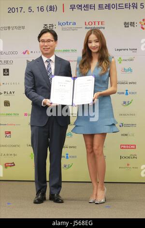 Séoul, Corée. 16 mai, 2017. Han Chae young assiste à la Corée du Sud 2017 Foire des produits à la mode comme ambassadeur à Séoul, Corée, le 16 mai, 2017.(La Chine et la Corée à l'homme) Credit : TopPhoto/Alamy Live News Banque D'Images
