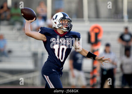 Palm Harbor, Florida, USA. 16 mai, 2017. DOUGLAS R. CLIFFORD | fois.Palm Harbor High School Université Beasey quarterback Wyatt (10) charge d'un col au cours du mardi (5/16/17) Printemps match de football avec la nature Coast High School à Palm Harbor. Credit : Douglas R. Clifford/Tampa Bay Times/ZUMA/Alamy Fil Live News Banque D'Images