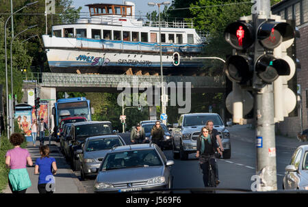 La mise hors service d'excursion bateau MS Utting, un traversier à vapeur, sur une voie de garage sur un pont, dans le centre de Munich, Allemagne, le 16 mai 2017. Le bateau, qui était autrefois utilisé dans le lac Ammen, est d'être réutilisé en tant que centre culturel. Photo : Peter Kneffel/dpa Banque D'Images