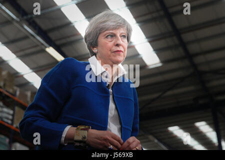 Stoke-on-Trent. West Midlands, Royaume-Uni. 16 mai, 2017. Le Premier ministre britannique Theresa peut prononce un discours aux travailleurs de Screwfix Direct Ltd, Stoke-on-Trent. Les partis politiques en Grande-Bretagne font campagne à travers le pays et les Britanniques vont aller aux urnes pour voter à une élection générale le 8 juin 2017. Credit : Dinendra Haria/Alamy Live News Banque D'Images