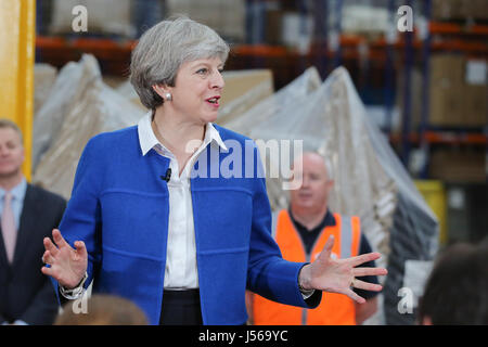 Stoke-on-Trent. West Midlands, Royaume-Uni. 16 mai, 2017. Le Premier ministre britannique Theresa peut prononce un discours aux travailleurs de Screwfix Direct Ltd, Stoke-on-Trent. Les partis politiques en Grande-Bretagne font campagne à travers le pays et les Britanniques vont aller aux urnes pour voter à une élection générale le 8 juin 2017. Credit : Dinendra Haria/Alamy Live News Banque D'Images