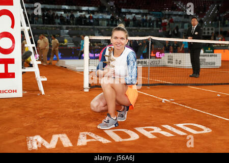 Madrid, Espagne. 13 mai, 2017.  : Simona (ROU) : Tennis : Simona de Roumanie au cours de cérémonie de remise des prix des célibataires match final sur le WTA Tour Mutua Madrid Open Tennis Tournament à la Caja Magica de Madrid, Espagne . Credit : Mutsu Kawamori/AFLO/Alamy Live News Banque D'Images