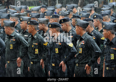 Bangkok, Thaïlande. 17 mai, 2017. Les officiers de l'armée thaïlandaise dans la préparation de la fin des funérailles du roi Bhumibol Adulyadej à Bangkok, Thaïlande, le 17 mai 2017. La cérémonie de crémation de la Thaïlande est tard le roi Bhumibol Adulyadej est programmé le 26 octobre 2017 dans le cadre d'un cinq jours. funéraire royal Le feu roi vénéré est décédé en octobre dernier après la Thaïlande régnant pendant 70 ans. Credit : Rachen Sageamsak/Xinhua/Alamy Live News Banque D'Images