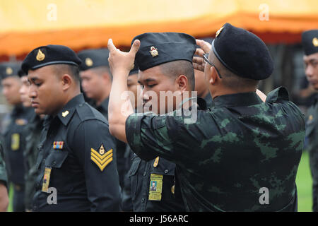 Bangkok, Thaïlande. 17 mai, 2017. Les officiers de l'armée thaïlandaise dans la préparation de la fin des funérailles du roi Bhumibol Adulyadej à Bangkok, Thaïlande, le 17 mai 2017. La cérémonie de crémation de la Thaïlande est tard le roi Bhumibol Adulyadej est programmé le 26 octobre 2017 dans le cadre d'un cinq jours. funéraire royal Le feu roi vénéré est décédé en octobre dernier après la Thaïlande régnant pendant 70 ans. Credit : Rachen Sageamsak/Xinhua/Alamy Live News Banque D'Images