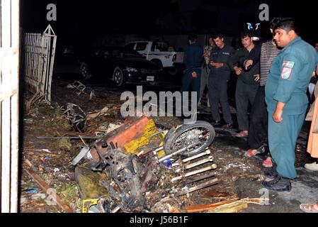 Kandahar, Afghanistan. 17 mai, 2017. Le personnel de sécurité afghanes inspecter le site d'une explosion dans la province de Kandahar, Afghanistan, le 16 mai 2017. Un civil a été tué et une dizaine de blessés après une explosion a secoué la ville de Kandahar, capitale de la province du sud de l'Afghanistan Kandahar Mardi soir, le porte-parole du gouvernement provincial a déclaré mercredi. Source : Xinhua/Alamy Live News Banque D'Images