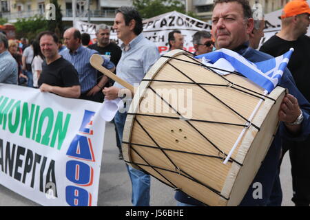 Thessaloniki, Grèce, 17 mai 2017. Plusieurs milliers de Grecs sont descendus dans la rue dans le cadre d'une grève générale de 24 heures par les syndicats pour protester contre une nouvelle série de mesures d'austérité le gouvernement grec a accepté avec son creditos . Credit : Orhan Tsolak / Alamy Live News Banque D'Images