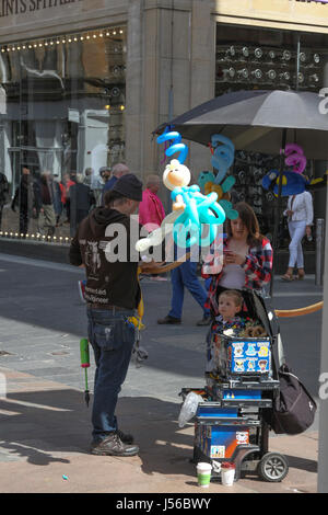 Glasgow 17 mai 2017. Une belle journée chaude et ensoleillée dans le centre-ville de Glasgow. Balloon modeler dans Buchanan Street. Alan Oliver/Alamy Live News Banque D'Images