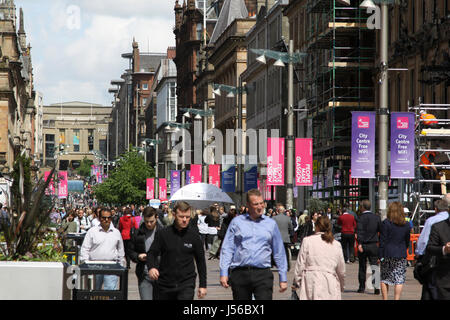 Glasgow 17 mai 2017. Une belle journée chaude et ensoleillée dans le centre-ville de Glasgow. Midi shopping foule dans le style Mile, Buchanan Street. Alan Oliver/Alamy Live News Banque D'Images