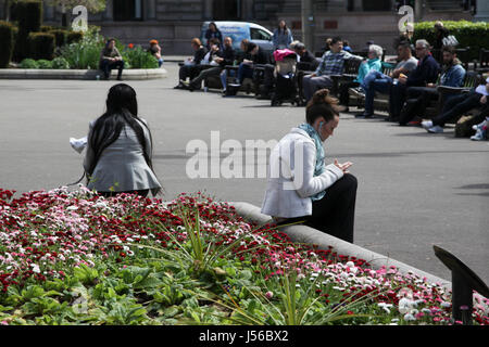 Glasgow 17 mai 2017. Une belle journée chaude et ensoleillée dans le centre-ville de Glasgow. Des travailleurs, jouissant du déjeuner en plein air dans la région de George Square. Alan Oliver/Alamy Live News Banque D'Images