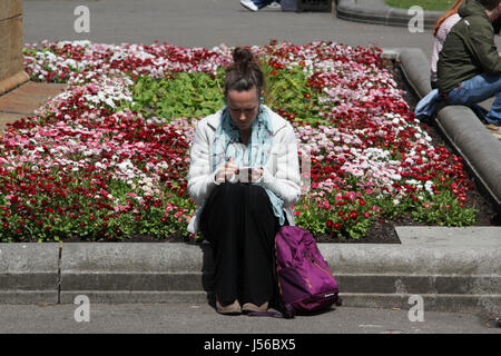 Glasgow 17 mai 2017. Une belle journée chaude et ensoleillée dans le centre-ville de Glasgow. Des travailleurs, jouissant du déjeuner en plein air dans la région de George Square. Alan Oliver/Alamy Live News Banque D'Images