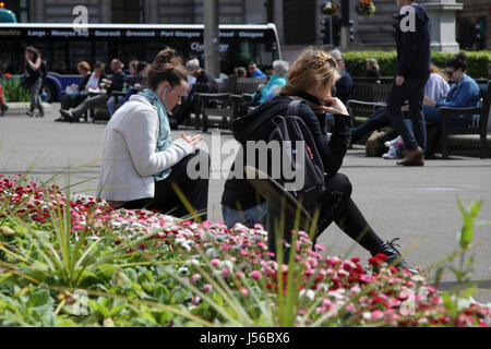 Glasgow 17 mai 2017. Une belle journée chaude et ensoleillée dans le centre-ville de Glasgow. Des travailleurs, jouissant du déjeuner en plein air dans la région de George Square. Alan Oliver/Alamy Live News Banque D'Images