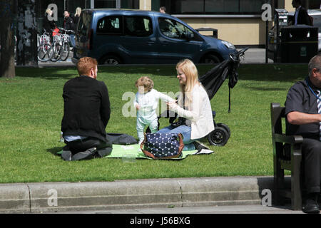 Glasgow 17 mai 2017. Une belle journée chaude et ensoleillée dans le centre-ville de Glasgow. Pique-nique en famille dans la région de George Square. Alan Oliver/Alamy Live News Banque D'Images