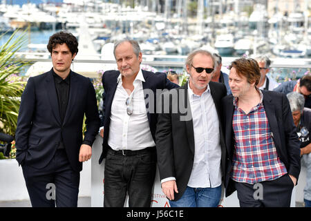 Cannes, France. 17 mai, 2017. Acteurs Louis Garrel (1re L), Hippolyte Girardot (2L), Mathieu Amalric (1e R) et directeur Arnaud Desplechin (2R) du film 'Ismael's Ghosts' posent pour une photocall avant l'ouverture du 70e Festival du Film de Cannes, France, le 17 mai 2017. Le film 'Ismael's Ghosts" réalisé par le réalisateur français Arnaud Desplechin dévoilera le film festival lors de la cérémonie d'ouverture. Crédit : Chen Yichen/Xinhua/Alamy Live News source : Xinhua/Alamy Live News Banque D'Images