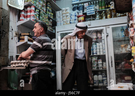 Jérusalem, Israël. 17 mai, 2017. Un arabe portant une kafiyah parcourt une petite épicerie dans le quartier musulman marché arabe. Credit : Alon Nir/Alamy Live News Banque D'Images