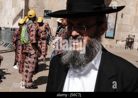 Jérusalem, Israël. 17 mai, 2017. Un homme passe devant un groupe de vêtus uniformément les touristes nigériane près de la porte de Jaffa. Credit : Alon Nir/Alamy Live News Banque D'Images