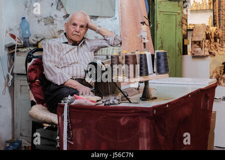 Jérusalem, Israël. 17 mai, 2017. Un tailleur vous attend les clients dans le quartier musulman marché. Credit : Alon Nir/Alamy Live News Banque D'Images