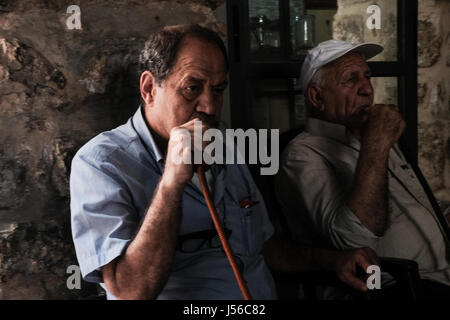 Jérusalem, Israël. 17 mai, 2017. Les hommes arabes inhaler d'un nargila dans le quartier musulman marché arabe. Credit : Alon Nir/Alamy Live News Banque D'Images