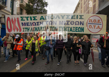 Athènes, Grèce. 17 mai, 2017. Mars grévistes holding bannières et criant des slogans contre le gouvernement et d'autres mesures d'austérité à venir. Des milliers de personnes descendues dans la rue en participant à une grève générale de 24 heures organisée par les syndicats du secteur public et privé, pour protester contre la récente entente fiscale entre le gouvernement et les créanciers du pays. © Nikolas Georgiou / Alamy Live News Banque D'Images