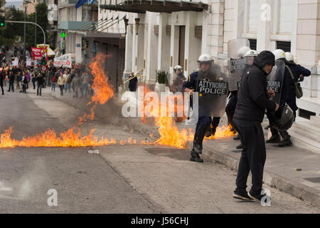 Athènes, Grèce. 17 mai, 2017. Les anarchistes en conflit avec la police anti-émeute, lançant des pierres et des cocktails Molotov sur eux. Des milliers de personnes descendues dans la rue en participant à une grève générale de 24 heures organisée par les syndicats du secteur public et privé, pour protester contre la récente entente fiscale entre le gouvernement et les créanciers du pays. © Nikolas Georgiou / Alamy Live News Banque D'Images