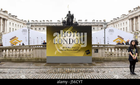 Londres, Royaume-Uni. 17 mai 2017. Entrée du festival. Aperçu de Londres Photo 2017 à Somerset House. Maintenant à sa troisième édition, l'événement met en valeur le meilleur de la photographie contemporaine de 89 galeries de 16 pays différents pour les collectionneurs et amateurs. Le spectacle s'ouvre 18 au 21 mai 2017. Crédit : Stephen Chung / Alamy Live News Banque D'Images