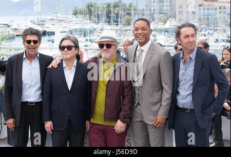 Cannes, France. 17 mai, 2017. Président du jury de la 70e Festival International du Film de Cannes Pedro Almodovar (C) et les membres du jury, Gabriel Yared (1re L), Park Chan-wook (2L), Will Smith (2e R), Paolo Sorrentino (1e R) assister à un photocall à Cannes, France, le 17 mai 2017. Credit : Xu Jinquan/Xinhua/Alamy Live News source : Xinhua/Alamy Live News Banque D'Images
