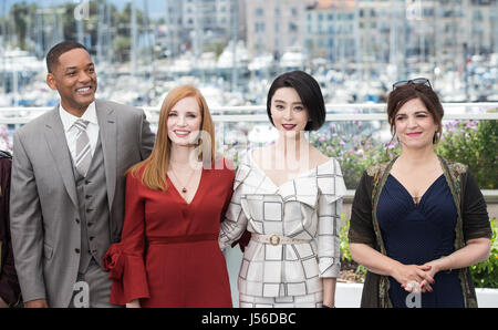Cannes, France. 17 mai, 2017. Les membres du jury pour le 70e Festival International du Film de Cannes, Will Smith châtie Jessica, ventilateur Bingbing, Agnes Jaoui (de G à D) assister à un photocall à Cannes, France, le 17 mai 2017. Credit : Xu Jinquan/Xinhua/Alamy Live News source : Xinhua/Alamy Live News Banque D'Images