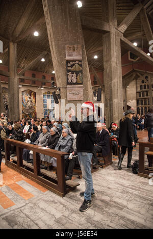 Messe de Noël à la basilique de l'Annonciation de Nazareth, Israël Banque D'Images