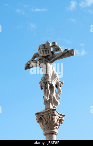 Un crucifix avec l'inscription INRI (Jésus le Nazaréen, roi des Juifs) sur fond de ciel bleu Banque D'Images