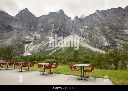 La Norvège zone de repos. Mur de Troll des montagnes du massif. Pluscamp Sandvik. La vallée de Romsdalen. Ciel nuageux Banque D'Images