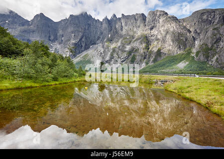 Paysage de la Norvège. La montagne du massif mur Troll Pluscamp Sandvik. La vallée de Romsdalen. Ciel nuageux Banque D'Images