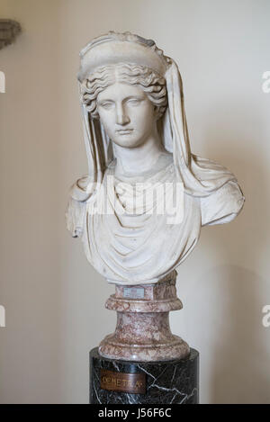 Rome. L'Italie. Buste de Déméter, déesse grecque de la chasse, portant un diadème et voile. Roman, 1ère moitié du 2ème siècle de notre ère. Banque D'Images
