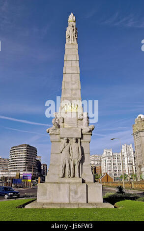 Mémorial aux héros de la salle des machines. Connu localement comme le Titanic Memorial il est situé dans la place Saint-Nicolas sur le Pier Head Liverpool Banque D'Images