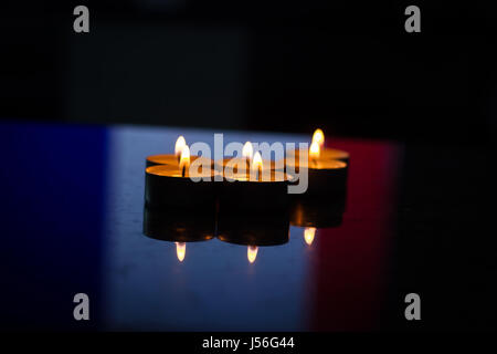 Les chandelles allumées dans l'avant du pavillon français en solidarité avec les victimes Banque D'Images