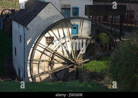 Daniels moulin est un moulin à eau de travail utilisé pour moudre la farine, Bridgnorth Shropshire. Ce moulin est la plus grande roue hydraulique en fonte en Angleterre Banque D'Images