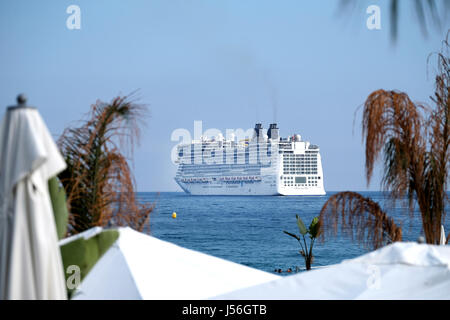 Le Norwegian Epic, l'un des plus grands paquebots du monde, laissant à Cannes dans le sud de la France où il s'est rendu dans le cadre d'une croisière Banque D'Images