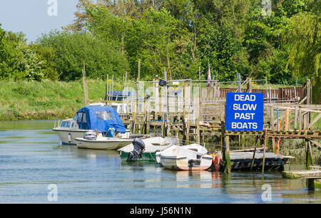 Ces bateaux très lente à côté de bateaux amarrés sur le fleuve Arun dans la campagne à Arundel, West Sussex, Angleterre, Royaume-Uni. Banque D'Images