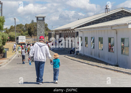 L'île de Robben Island, AFRIQUE DU SUD, 18 Décembre 2016 : Llittle garçon et grand-père de visiter la prison de haute sécurité de Robben Island, où Nelson Mandela Banque D'Images