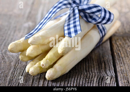 Une bande de l'asperge blanche de l'Allemagne sur une table en bois Banque D'Images