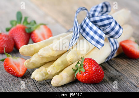 L'asperge blanche de l'Allemagne avec des fraises sur une table en bois Banque D'Images