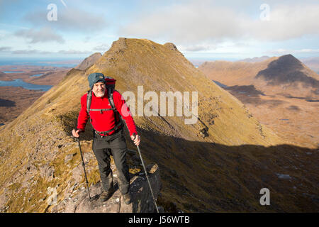 Une colline walker sur Beinn Dearg dans Torridon, Ecosse, Royaume-Uni. Banque D'Images