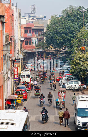 De monde rue de la vieille ville de Delhi, Inde Banque D'Images