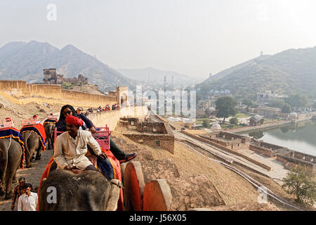 Les visiteurs de remonter la pente raide à l'entrée du Fort Amber, également connu sous le nom de Fort Rouge, sur le dos des éléphants indiens. Banque D'Images