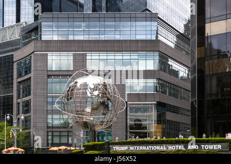 Globe Metal Sculpture, Columbus Circle, NEW YORK, USA Banque D'Images