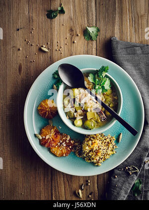 Choux de Bruxelles à l'orange curry quinoa Banque D'Images