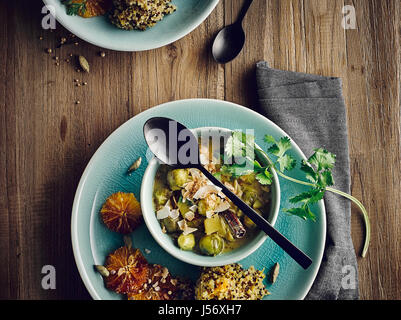 Choux de Bruxelles à l'orange curry quinoa Banque D'Images